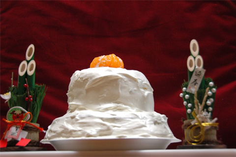 【写真】 鏡餅の形をしたケーキ