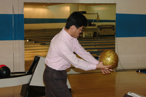 【写真】始球式(2008新歓ボウリング)