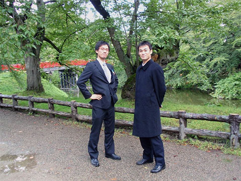 弘前城庭でポーズ(2008機械学会)