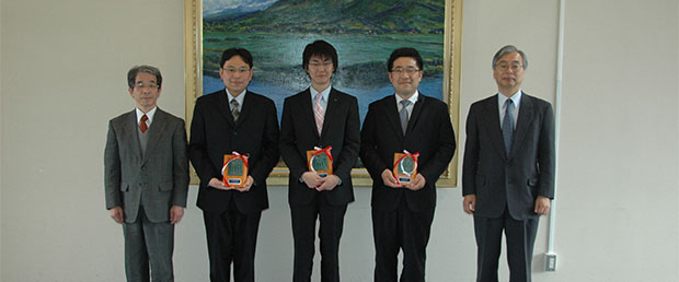 【写真】刀川寛君が精密工学会東北支部優秀講演奨励賞を受賞しました．(2010/04/16)