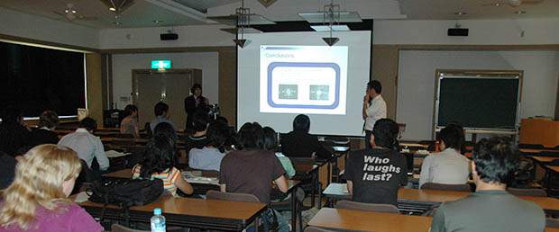 【写真】東北大学短期留学生受入プログラム研究発表会にてCarlos君が発表しました(2010/07/27)